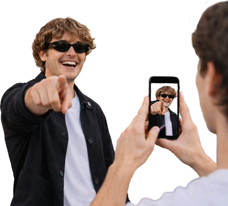 Uno del team KickOff indica l'obiettivo mentre un altro riprende con il telefono